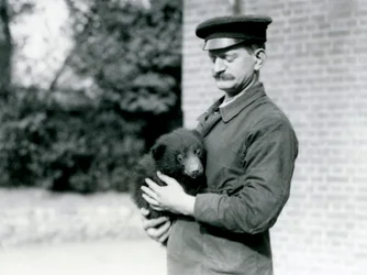 Ein Wärter hält ein Faultierjunges im Londoner Zoo, August 1921